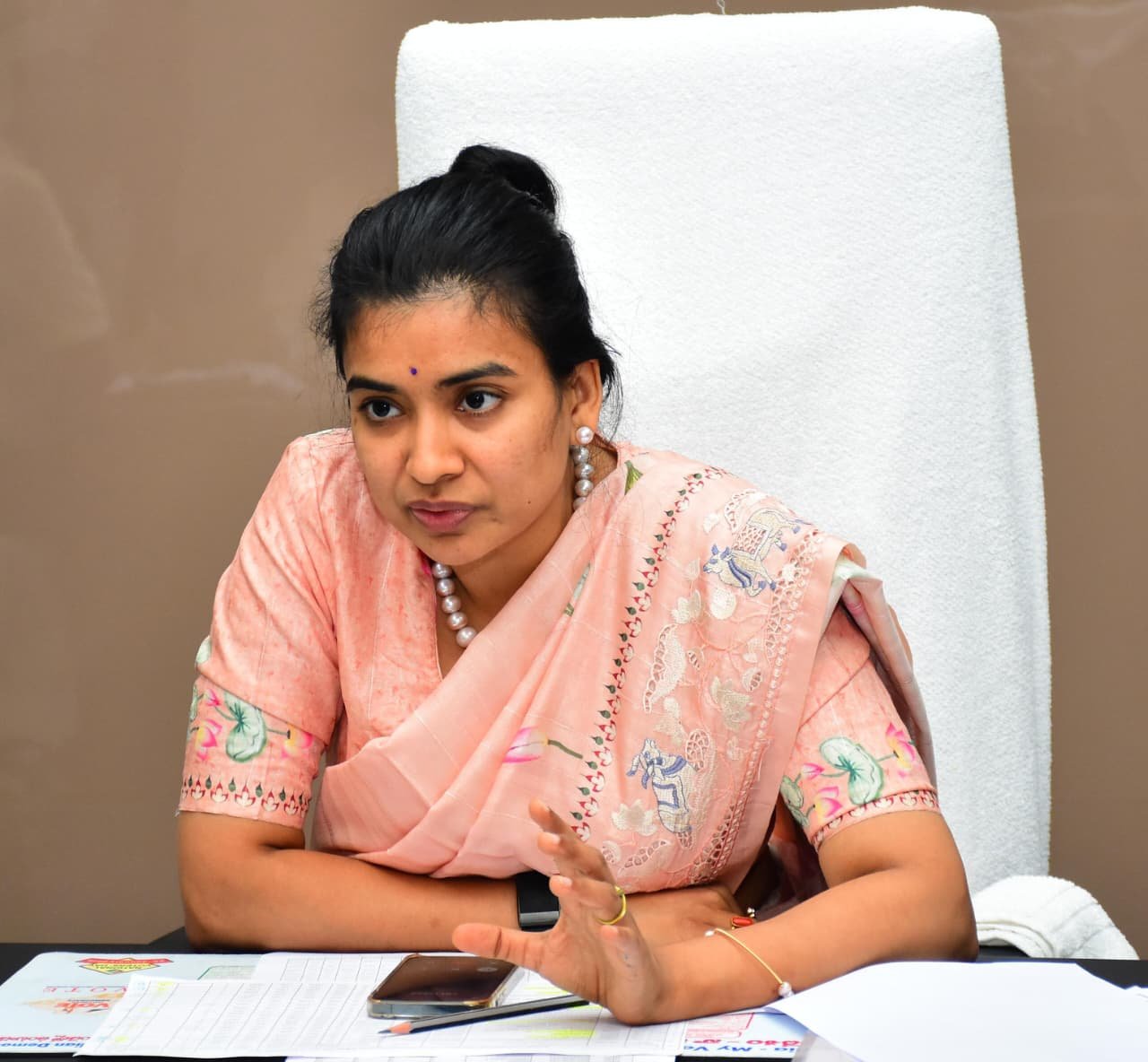 లోడింగ్, అన్ లోడింగ్ మరింత వేగంగా చేయాలి  జిల్లా కలెక్టర్ గరిమ అగ్రవాల్